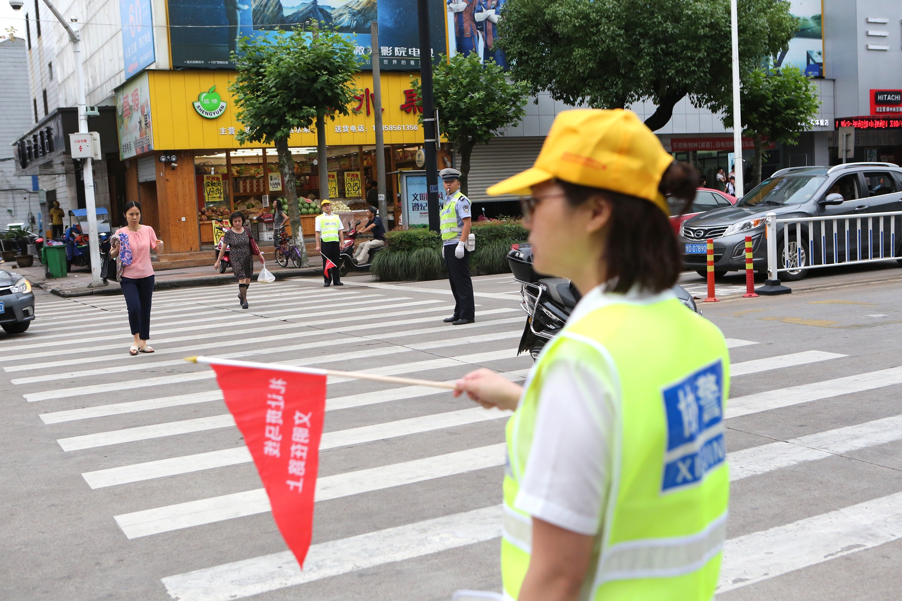 mg4377娛樂電子遊戲網站組織開展“禮讓斑馬線，文明在路上”志願勸導活動